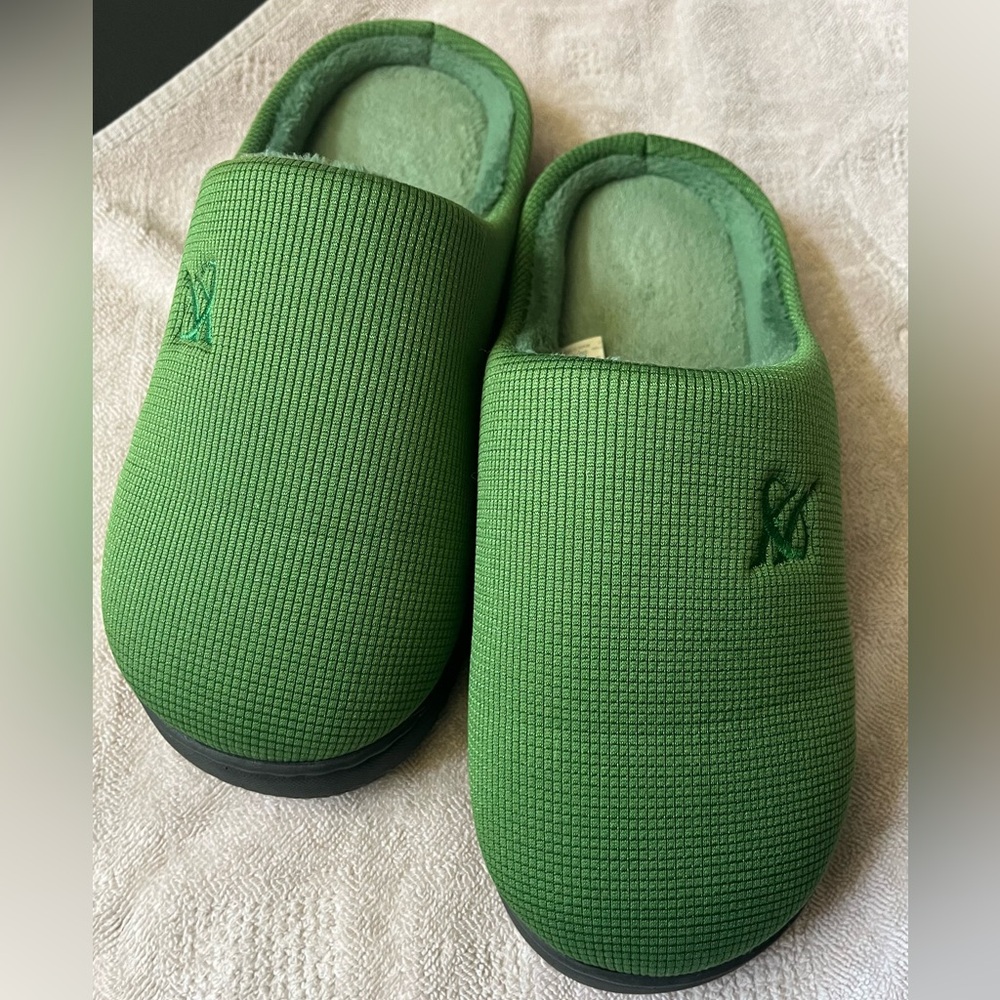 Hicooer Green Women’s Memory Foam Slippers in Excellent Condition